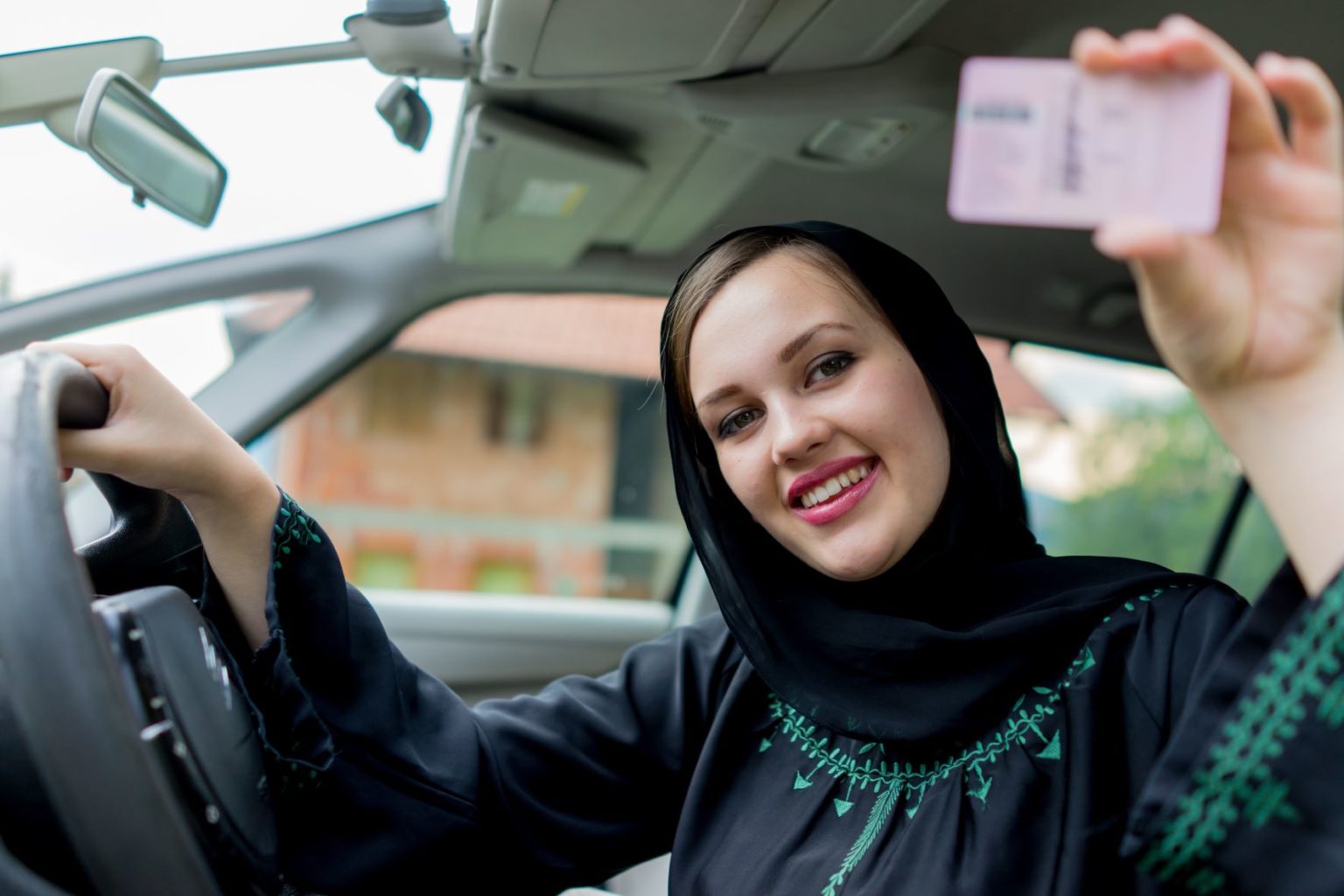 یک خانم با در دست داشتن گواهی نامه دبی