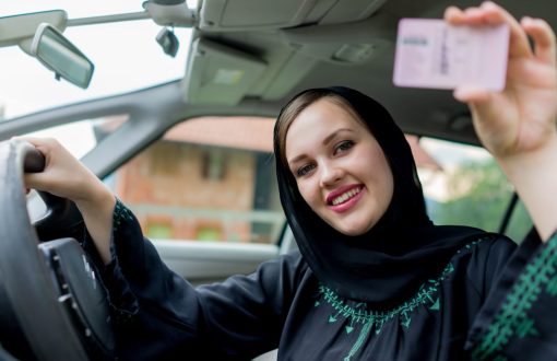 یک خانم با در دست داشتن گواهی نامه دبی